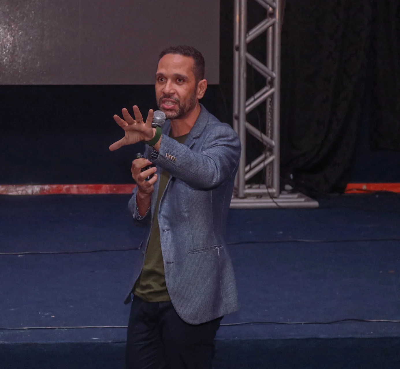 Franklin Saraiva durante palestra sobre inteligência artificial